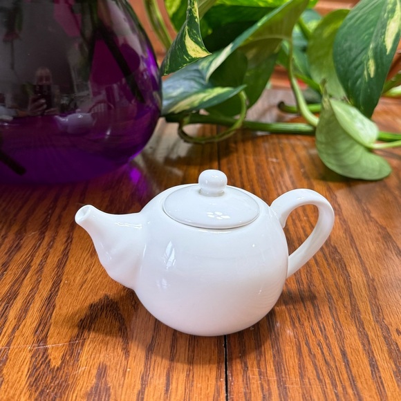 Unbranded Other - Tiny White Ceramic Teapot